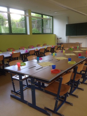 tl_files/schule-zeitlarn/daten/Aktuelles/anhang1 leere tische.jpg