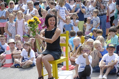 tl_files/schule-zeitlarn/daten/Schulleben/_DSC9588schulfestrektorinII.jpg