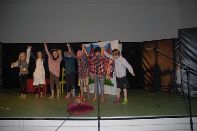 tl_files/schule-zeitlarn/daten/Schulleben/_DSC9841schulfesttheaterIIIII.jpg