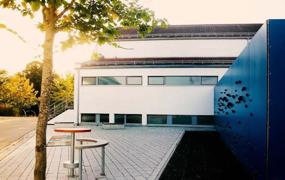 Pausenbereich der Schule mit Sitzmöglichkeit.