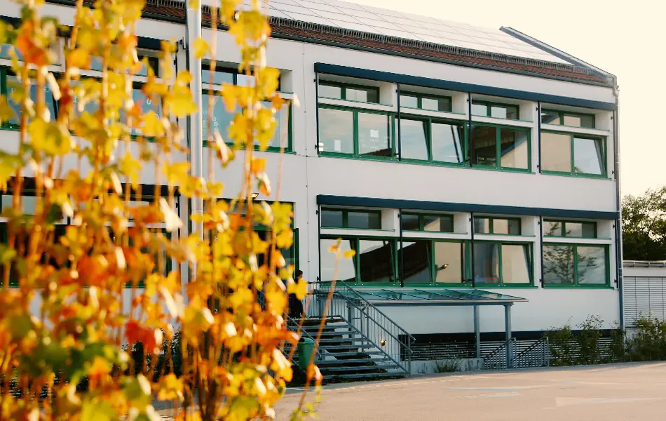 Schulgebäude der Grundschule Zeitlarn.