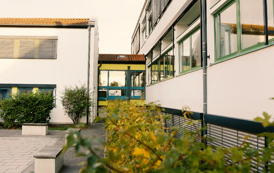 Schulgebäude der Grundschule Zeitlarn.