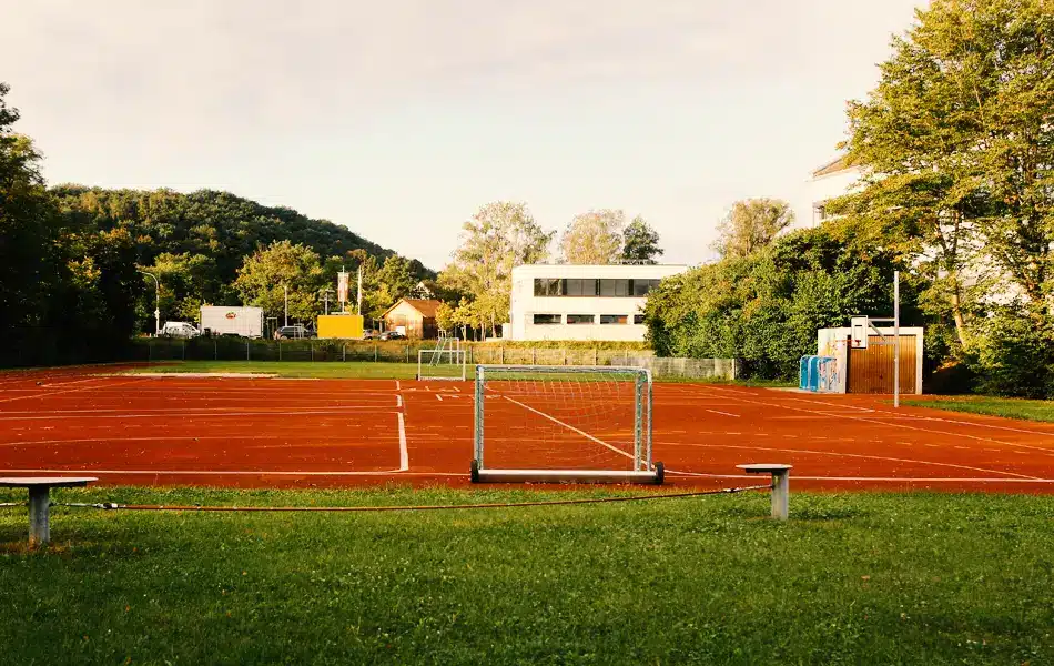 Sportplatz hinter dem Schulgebäude.