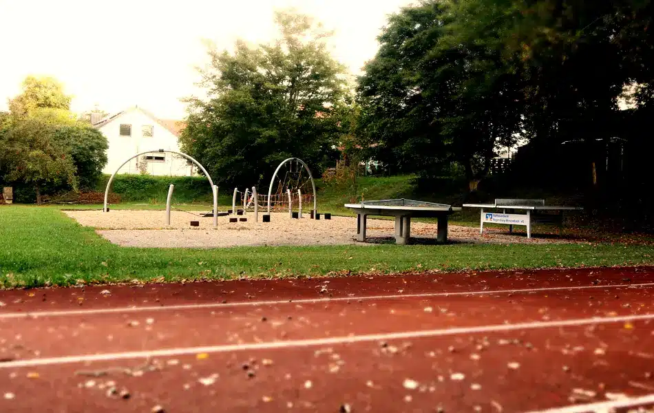 Sport- und Spielplatz hinter dem Schulgebäude.