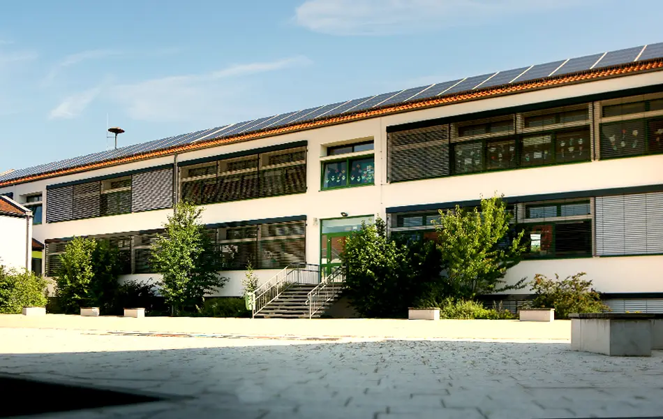 Schulgebäude der Grundschule Zeitlarn.