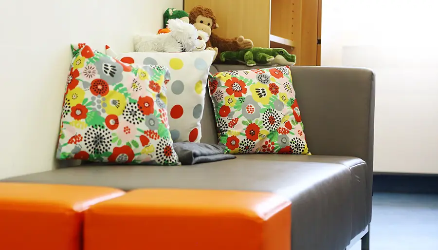 Sitzecke mit Kissen und Kuscheltieren im Zimmer der JaS-Kraft der Grundschule Zeitlarn.