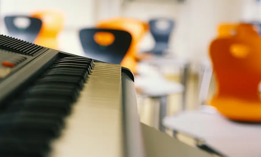 Ein Klavier steht im Musikraum der Grundschule Zeitlarn.