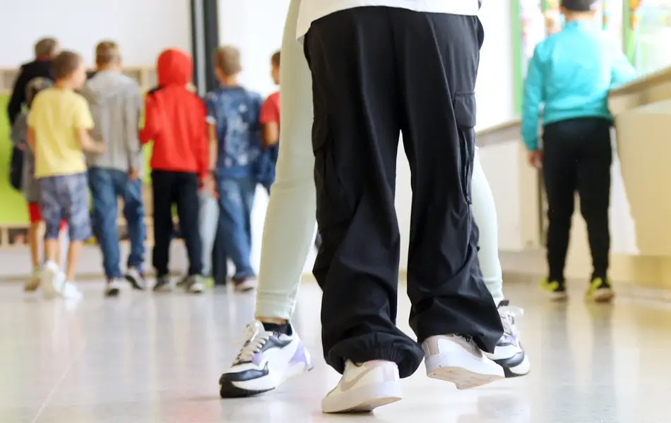 Kinder gehen in der Pause über den Schulflur.