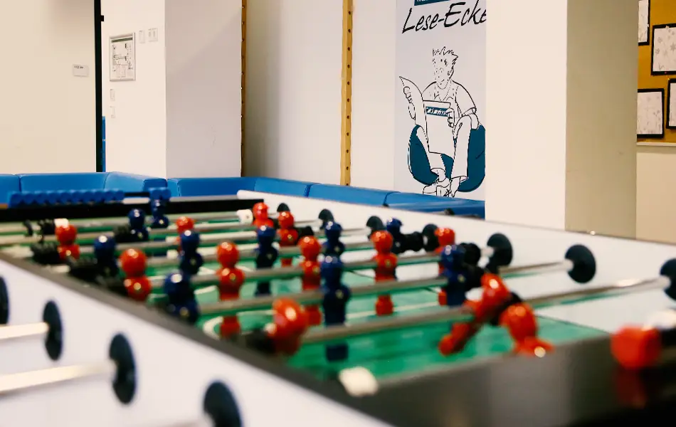 Fußballkicker im Pausenraum der Grunschule Zeitlarn.