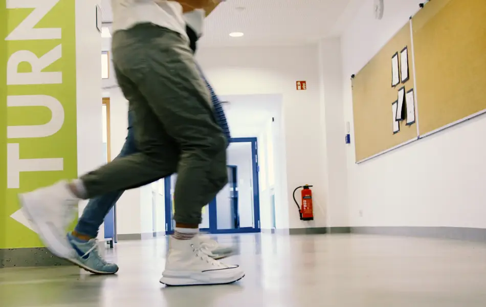 2 Lehrerinnen gehen über den Flur der Grundschule Zeitlarn.
