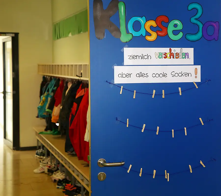 Aufschrift der Klasse 3a in der Grundschule Zeitlarn: Ziemlich verschieden, aber alles coole Socken!