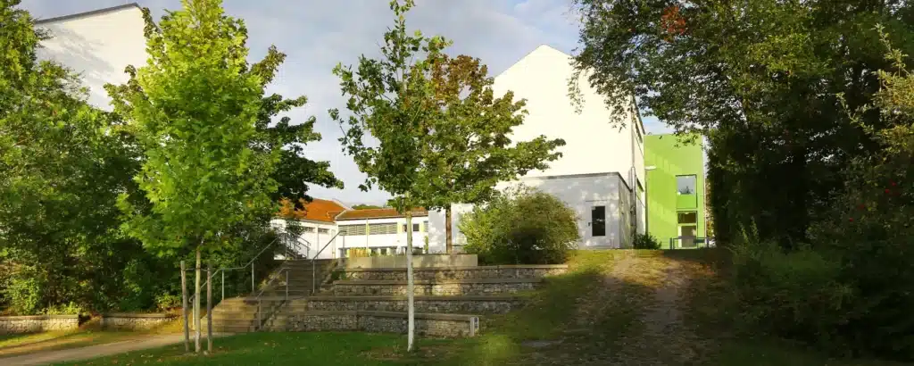 Schulgelände und Schulgebäude der Grundschule Zeitlarn.