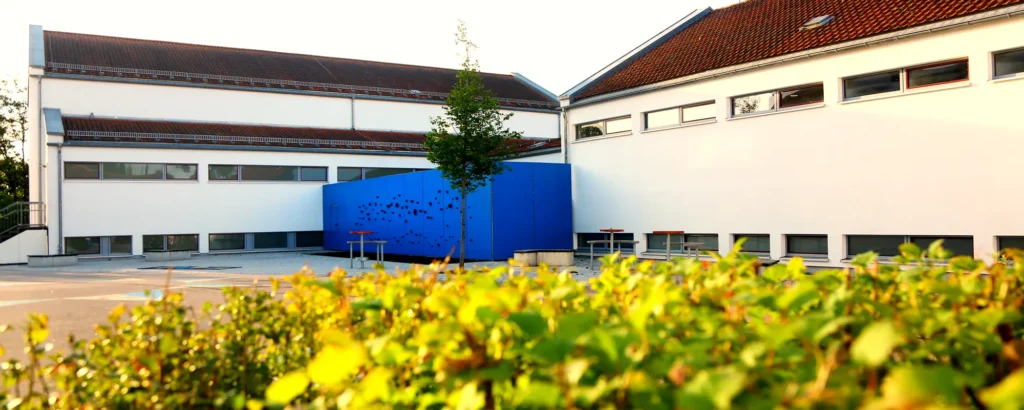 Pausenhof und Schulgebäude der Grundschule Zeitlarn.