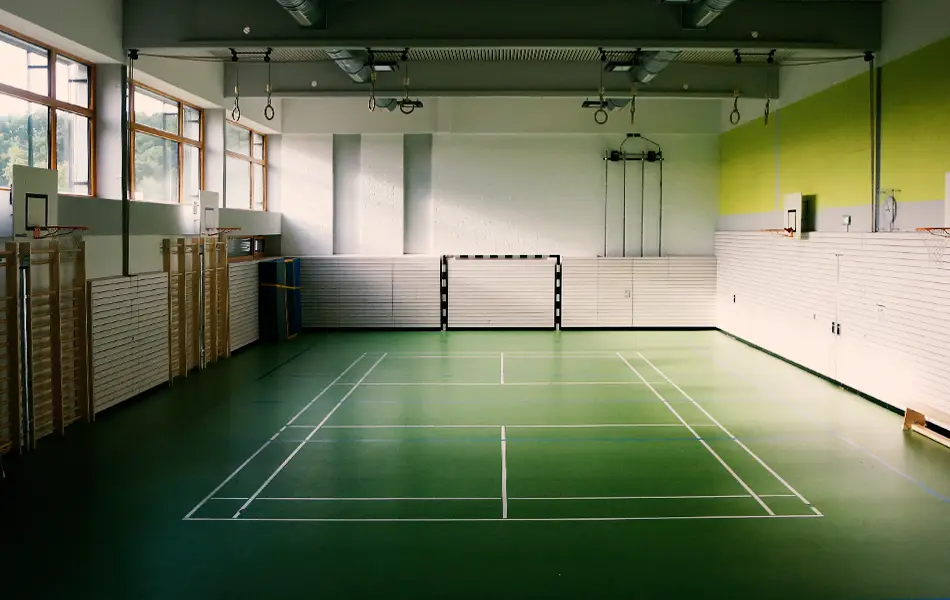 Ansicht der Turnhalle der Grundschule Zeitlarn.