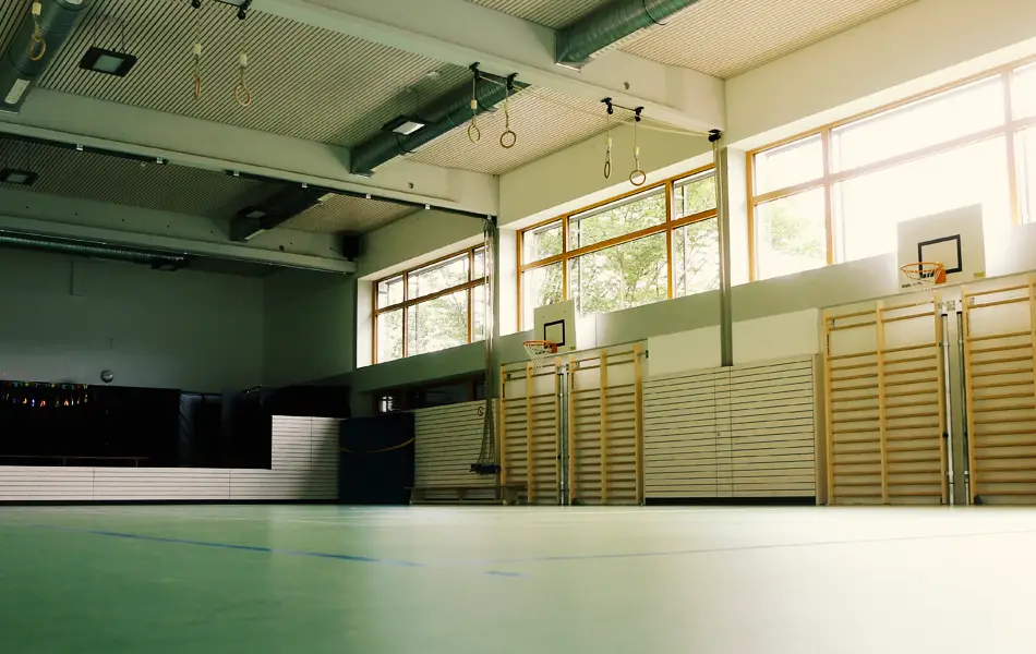 Ansicht der Turnhalle der Grundschule Zeitlarn.