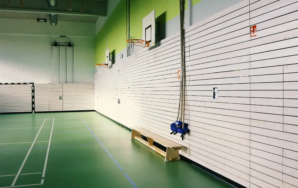 Ansicht der Turnhalle der Grundschule Zeitlarn.