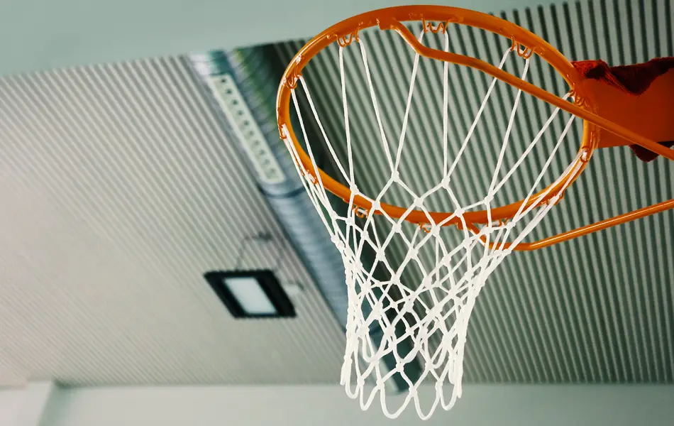 Basketballkorb in der Turnhalle der Grundschule Zeitlarn.