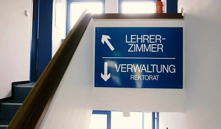 Wegweiser zum Leherzimmer und zur Verwaltung.