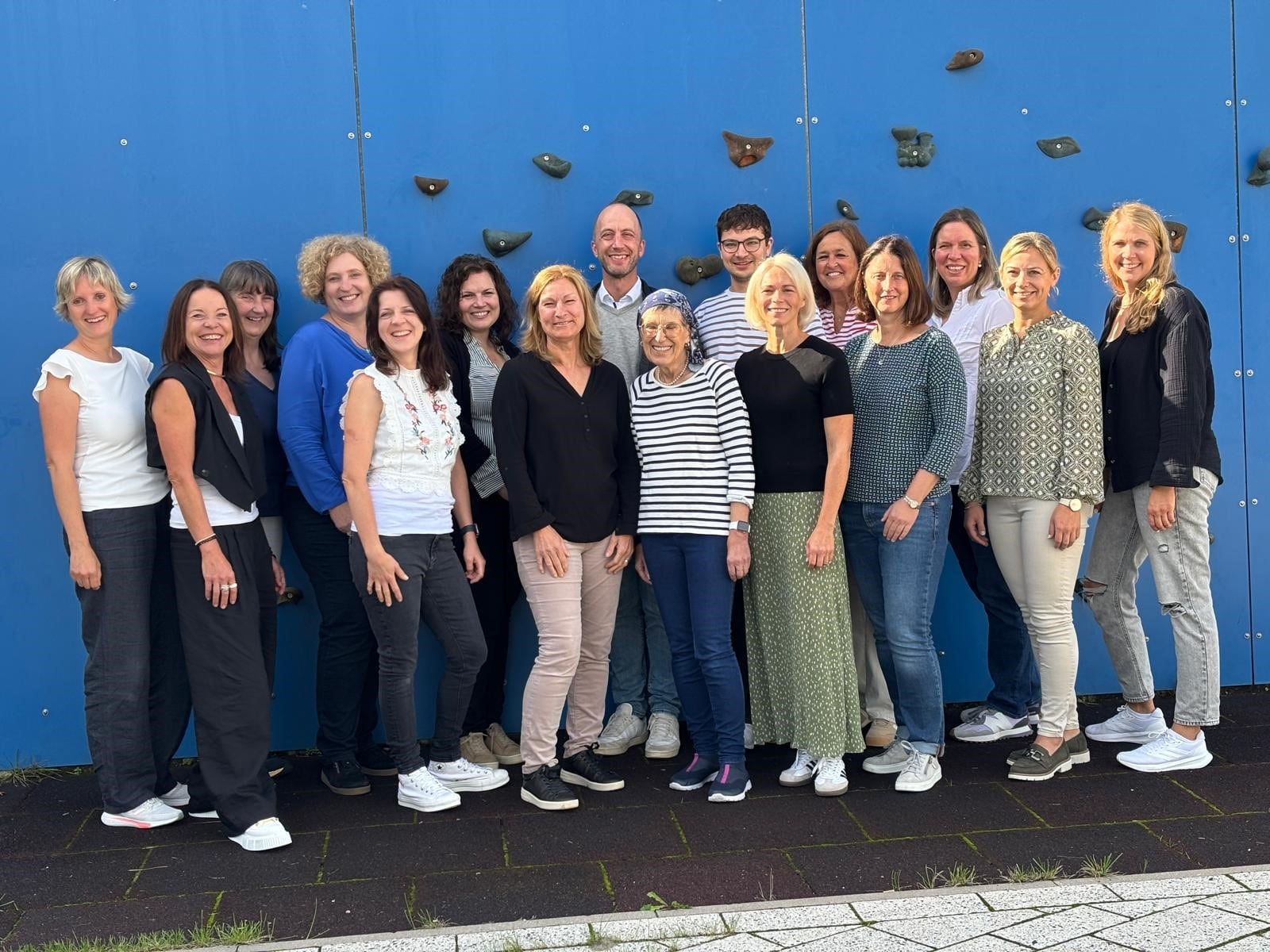 Lehrerkollegium der Grundschule Zeitlarn im Schuljahr 2025/26. Dem Kollegium gehören derzeit 16 Mitarbeiterinnen und ein Mitarbeiter an.