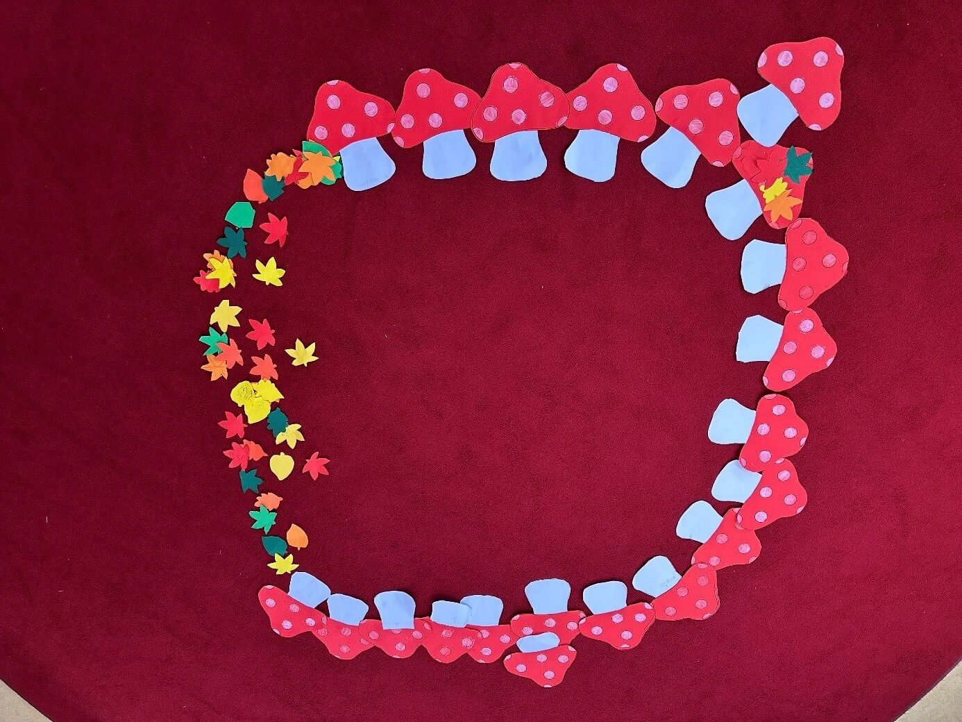 Ein wunderschönes Herbstmandala aus Fliegenpilzen und Blättern.