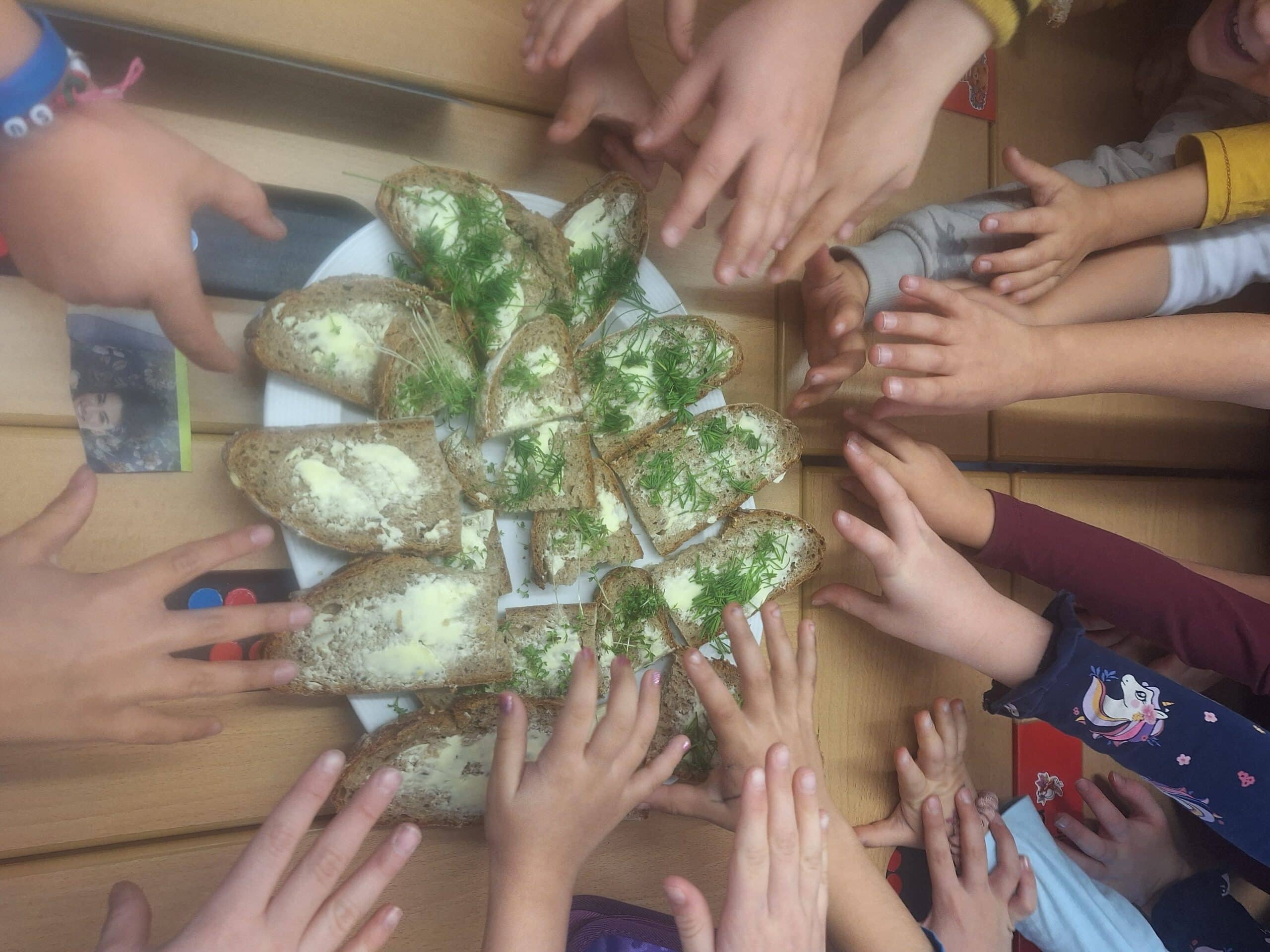 Alle Schüler der Klasse 1b hatten Hunger auf Schnittlauchbrote.
