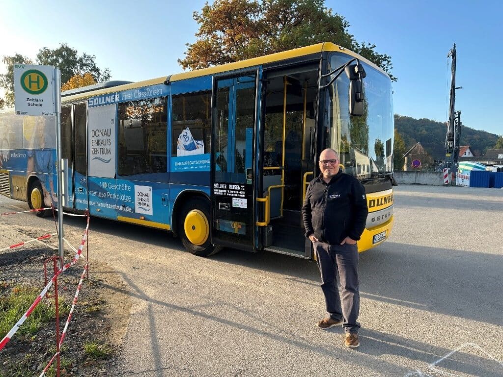 Ein Mitarbeiter der Firma Söllner zeigte allen das richtige Verhalten an der Bushaltestelle und im Bus.