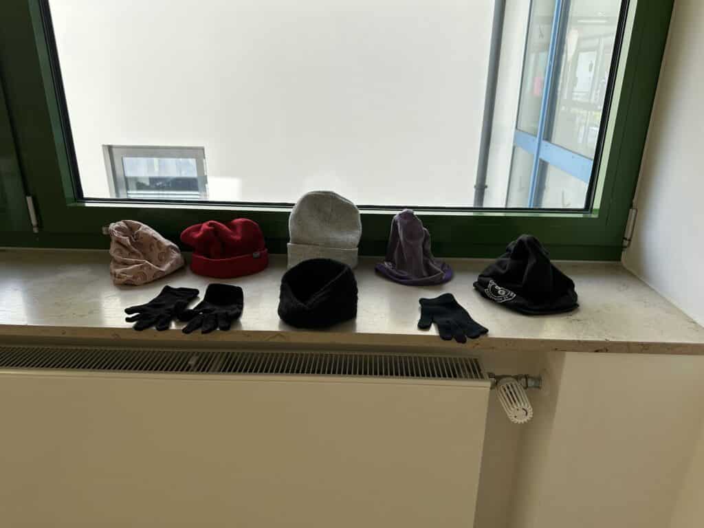 Verschiedene Fundstücke der SchülerInnen (Mützen, Handschuhe)