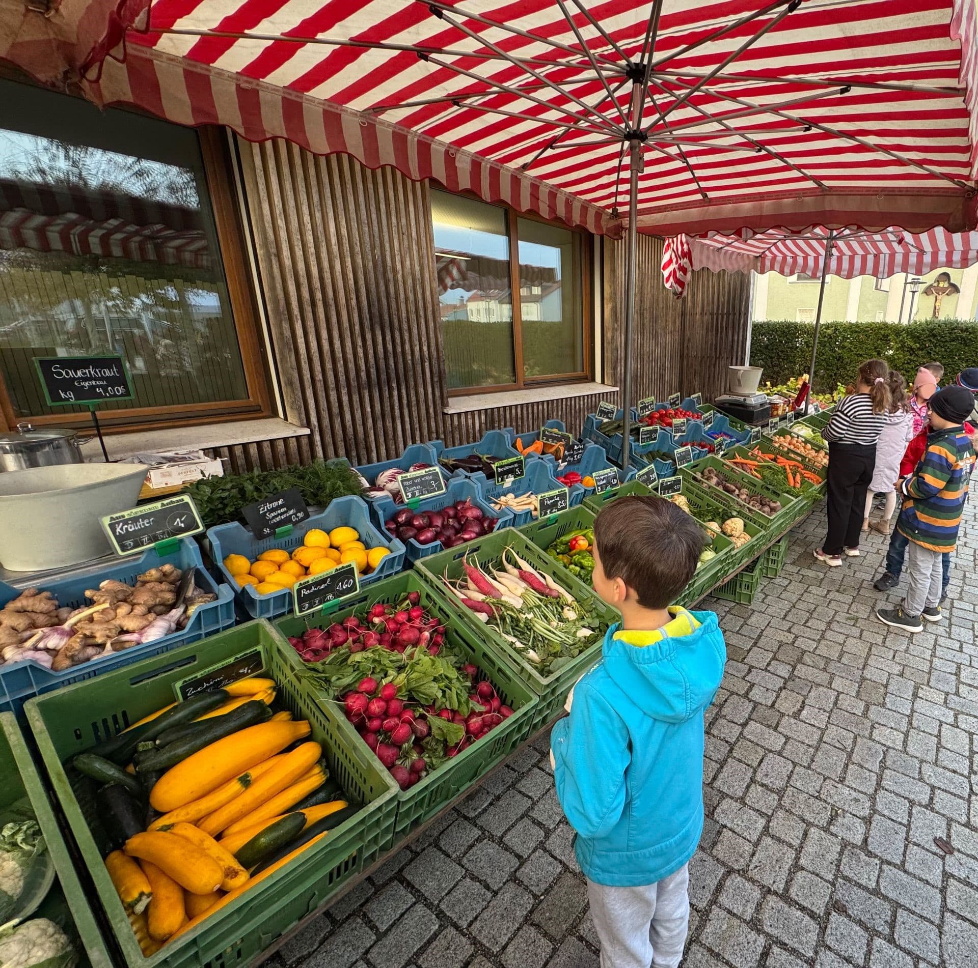 Erstklässler erobern den Zeitlarner Wochenmarkt
